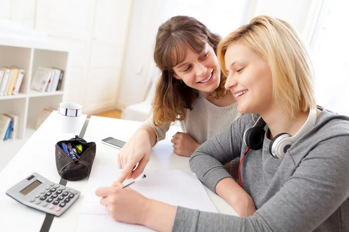 Professora dando aula particular para aluna Professora dando aula particular para aluna