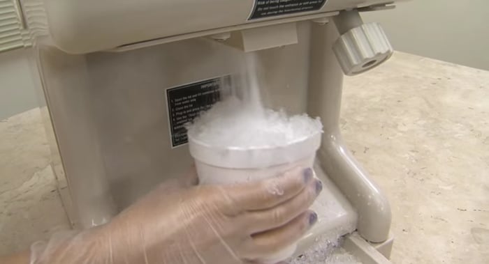 Máquina fazendo a raspadinha de gelo